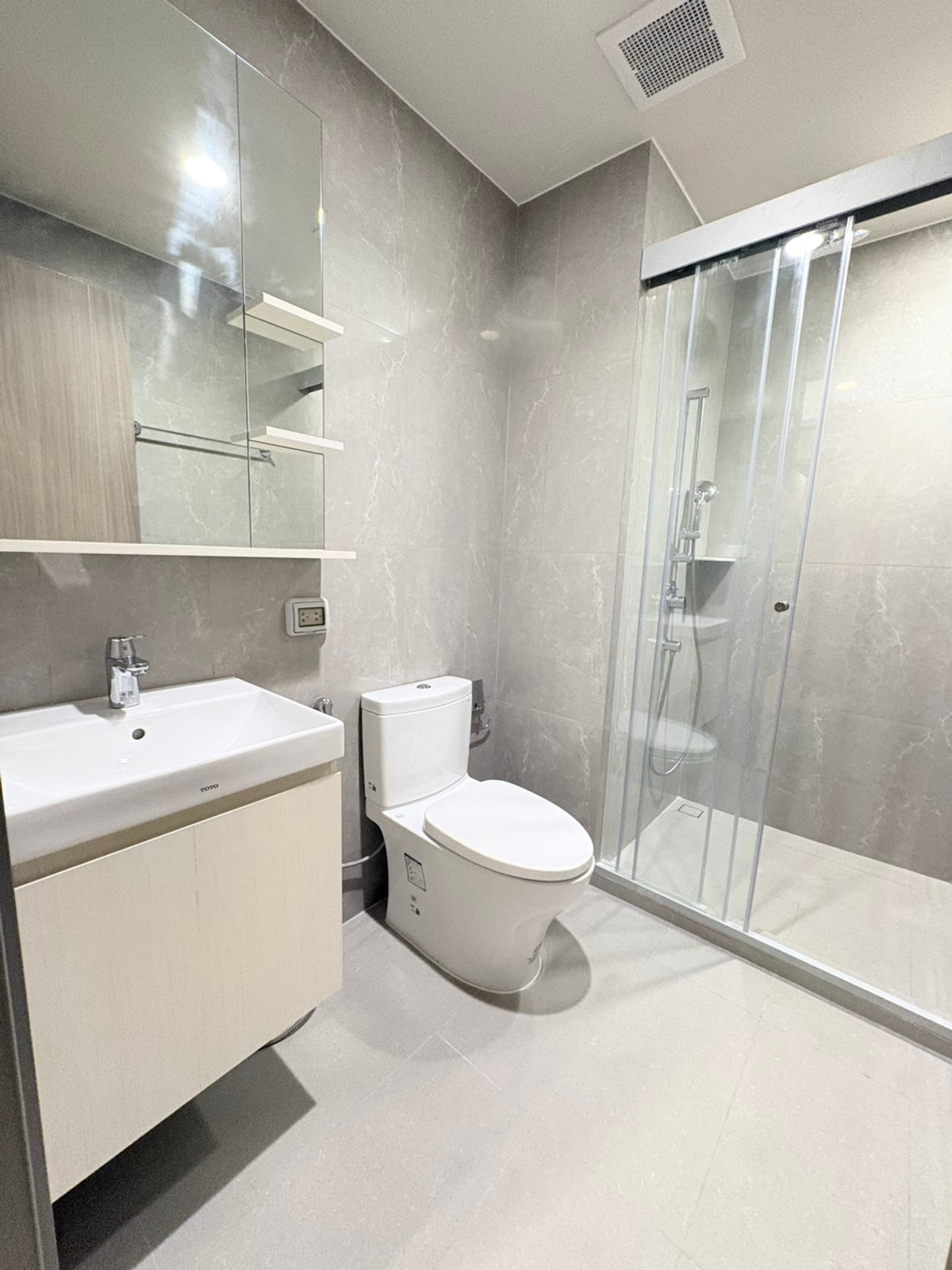 For SaleCondoSathorn, Narathiwat : 𝐓𝐇𝐄 𝐈𝐒𝐒𝐀𝐑𝐀 𝐒𝐀𝐓𝐇𝐎𝐑𝐍 Condo that meets the needs of simple living. Relax like youre surrounded by nature, ready to live in the heart of Sathorn.