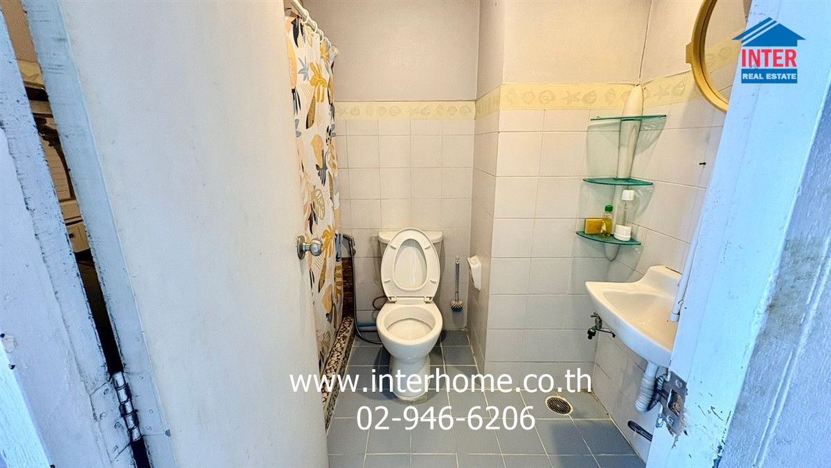 For SaleCondoRatchadapisek, Huaikwang, Suttisan : Condominium 27.1 sq m. Family Ratchada, near MRT Sutthisan, Soi Inthamara 41, Inthamara Road, Sutthisan Winitchai Road, Huai Khwang District, Bangkok.