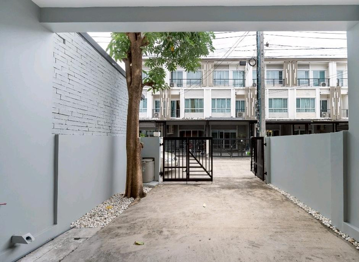 For SaleTownhomeNawamin, Ramindra : 《Free furniture》3 floors, 3 bedrooms, 3 bathrooms, house ready near Lotus Nawamin, cheaper than renting.