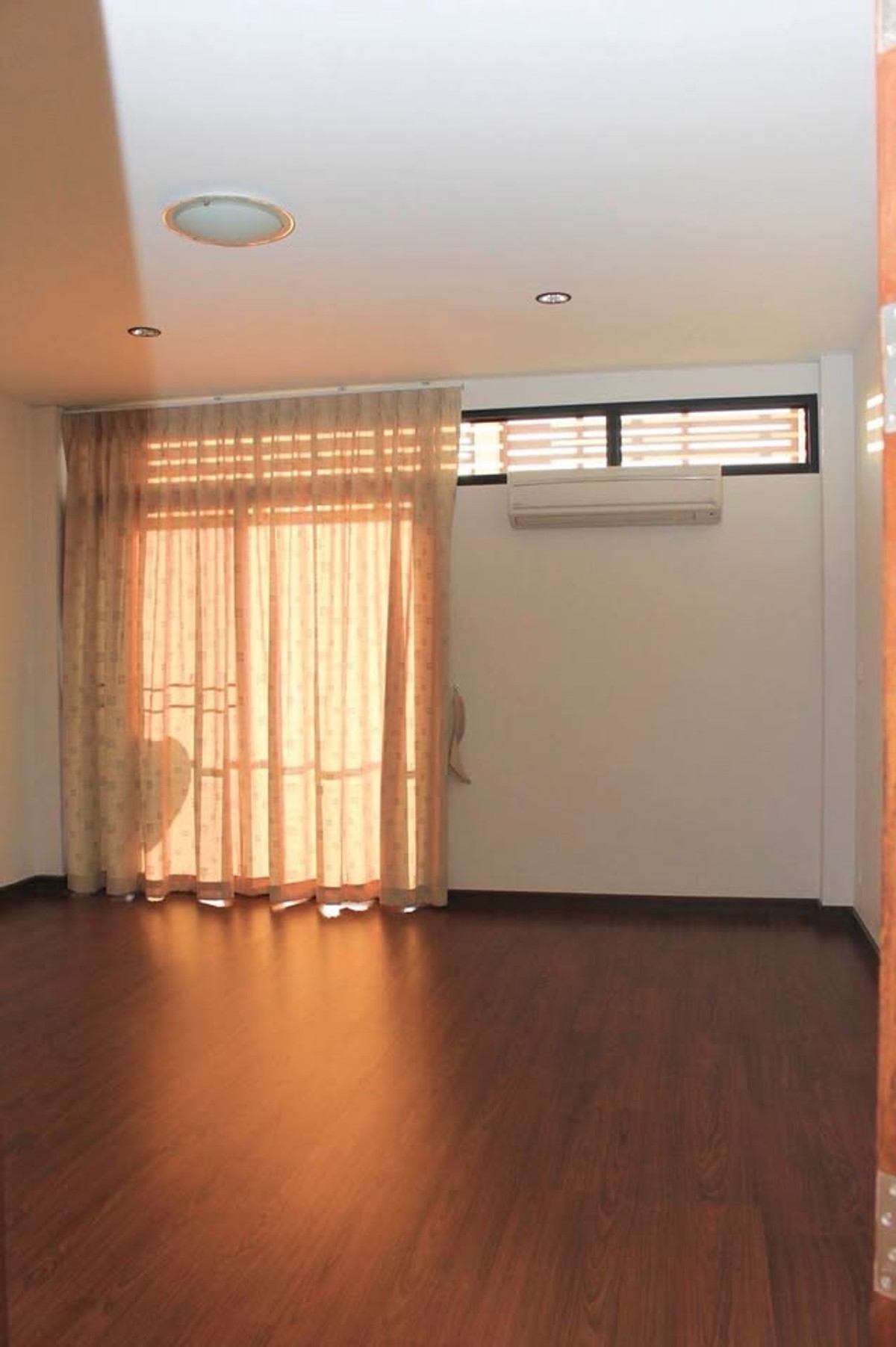 ให้เช่าทาวน์โฮมอารีย์ อนุสาวรีย์ : HR2970ให้เช่าโฮมออฟฟิศ 3 ชั้น สไตล์โมเดิร์น ซอยพหลโยธิน7 ใกล้BTS อารีย์ เหมาะอยู่อาศัย หรือทำออฟฟิศ