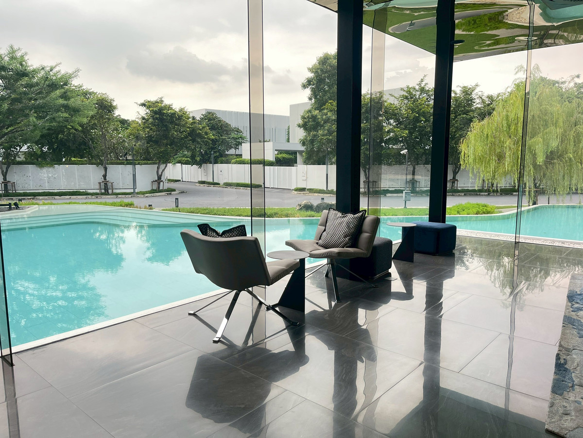 For SaleHouseBangna, Bearing, Lasalle : ✨Super luxury modern minimal-style detached house for sale at Vive Bangna. It features 4 bedrooms with a spacious area of 354 sq.m., uniquely characterized by its all-white design throughout the house.