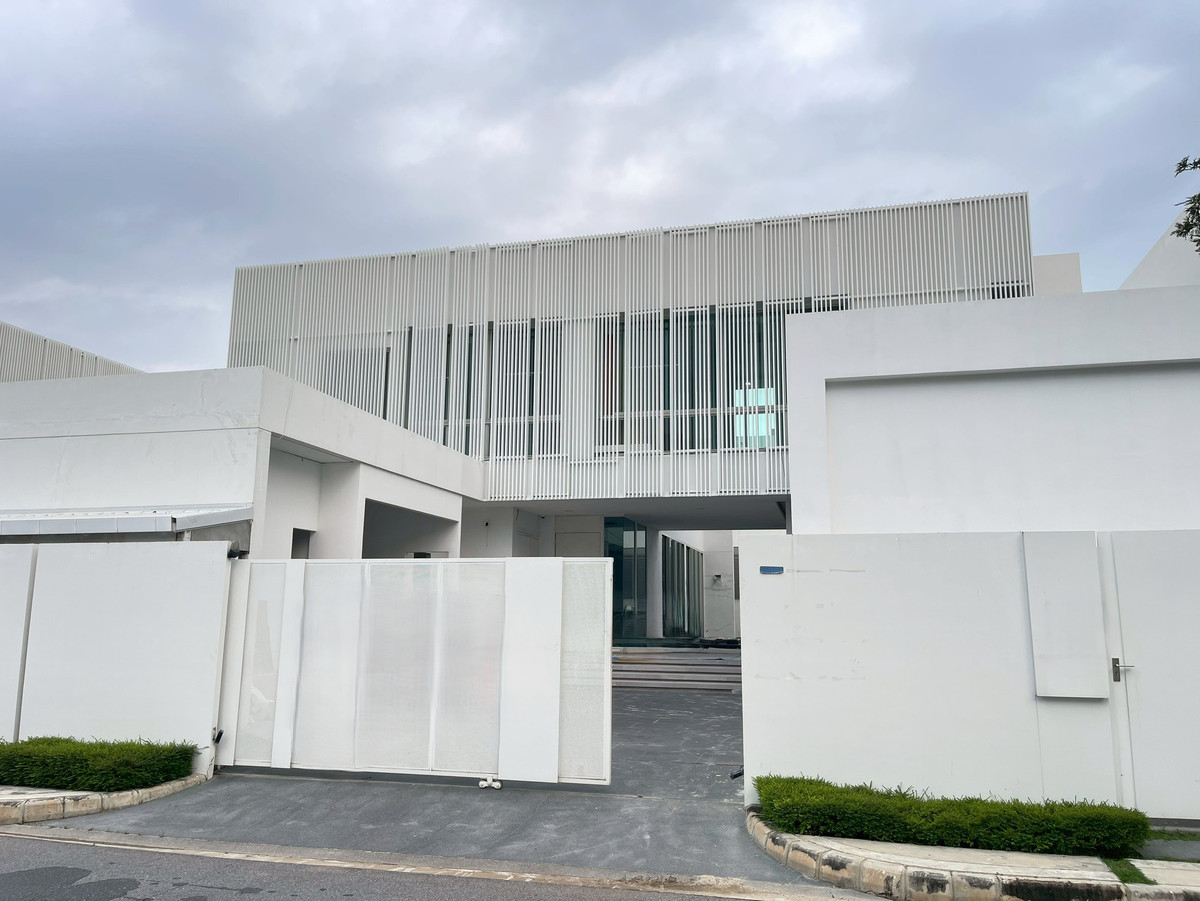 For SaleHouseBangna, Bearing, Lasalle : ✨Super luxury modern minimal-style detached house for sale at Vive Bangna. It features 4 bedrooms with a spacious area of 354 sq.m., uniquely characterized by its all-white design throughout the house.