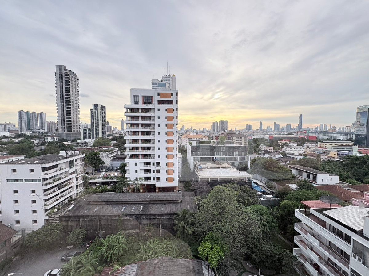 For SaleCondoSathorn, Narathiwat : 𝐓𝐇𝐄 𝐈𝐒𝐒𝐀𝐑𝐀 𝐒𝐀𝐓𝐇𝐎𝐑𝐍 Condo that meets the needs of simple living. Relax like youre surrounded by nature, ready to live in the heart of Sathorn.