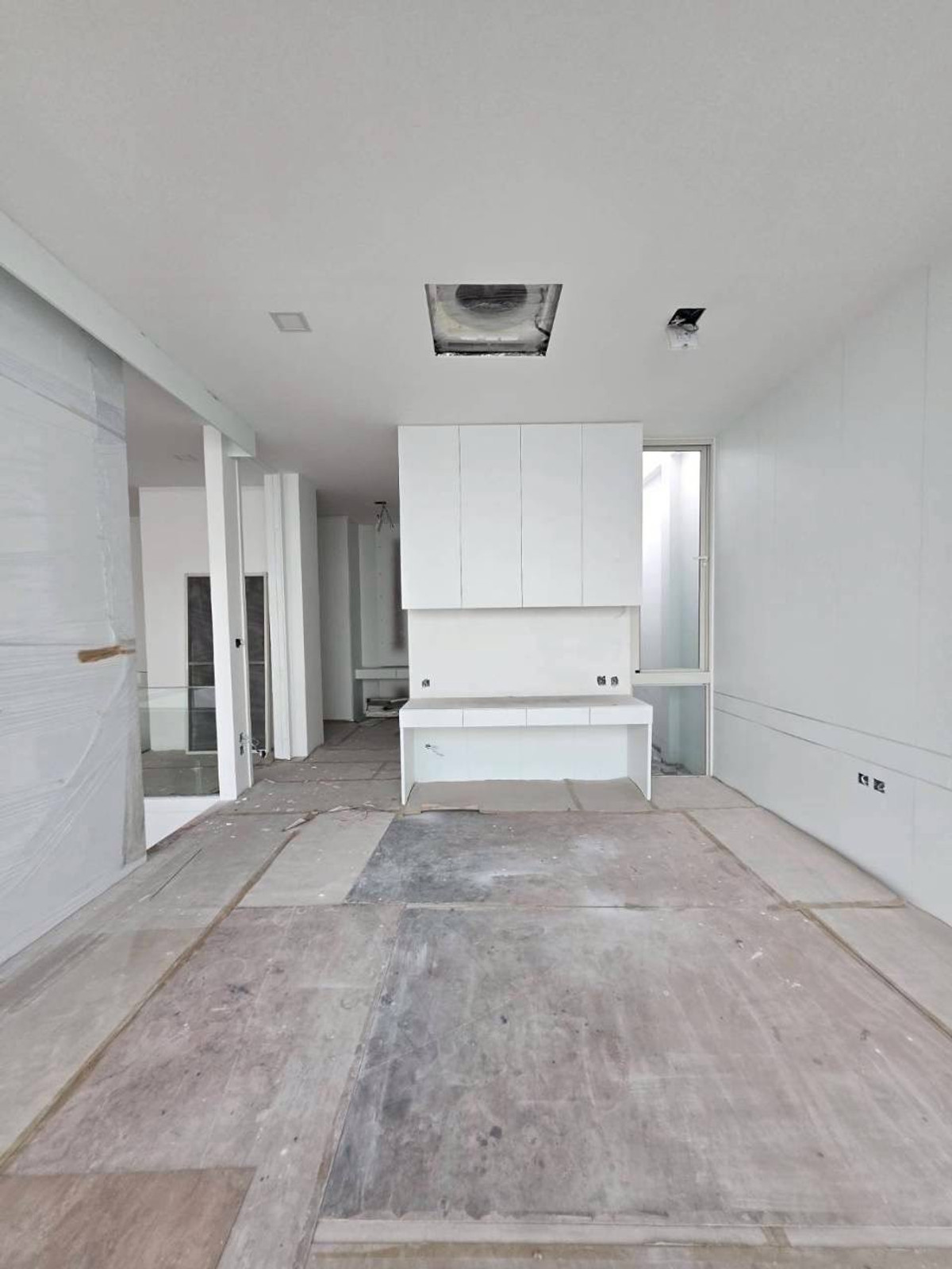 For SaleHouseBangna, Bearing, Lasalle : ✨Super luxury modern minimal-style detached house for sale at Vive Bangna. It features 4 bedrooms with a spacious area of 354 sq.m., uniquely characterized by its all-white design throughout the house.