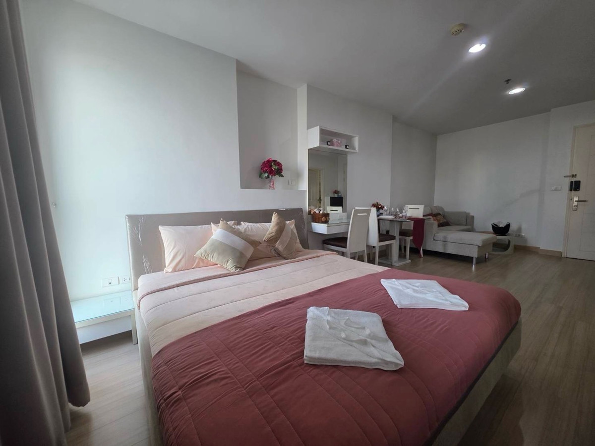 For RentCondoLadprao, Central Ladprao : For rent, 1 bedroom, 45 sq m, next to the road, near the mall, convenient travel, good view, price 16,500 baht, make an appointment to view 0808144488.