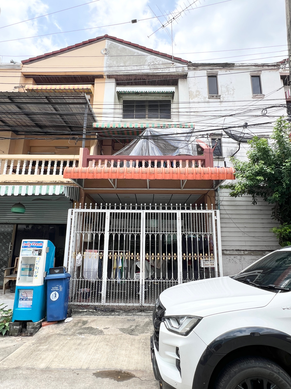 ขายทาวน์โฮมนวมินทร์ รามอินทรา :  ขายถูก ทาวน์เฮ้าส์ 3 ชั้น  5 ห้องนอน 3 ห้องน้ำ ตรงข้ามตลาดเอซี สายไหม 