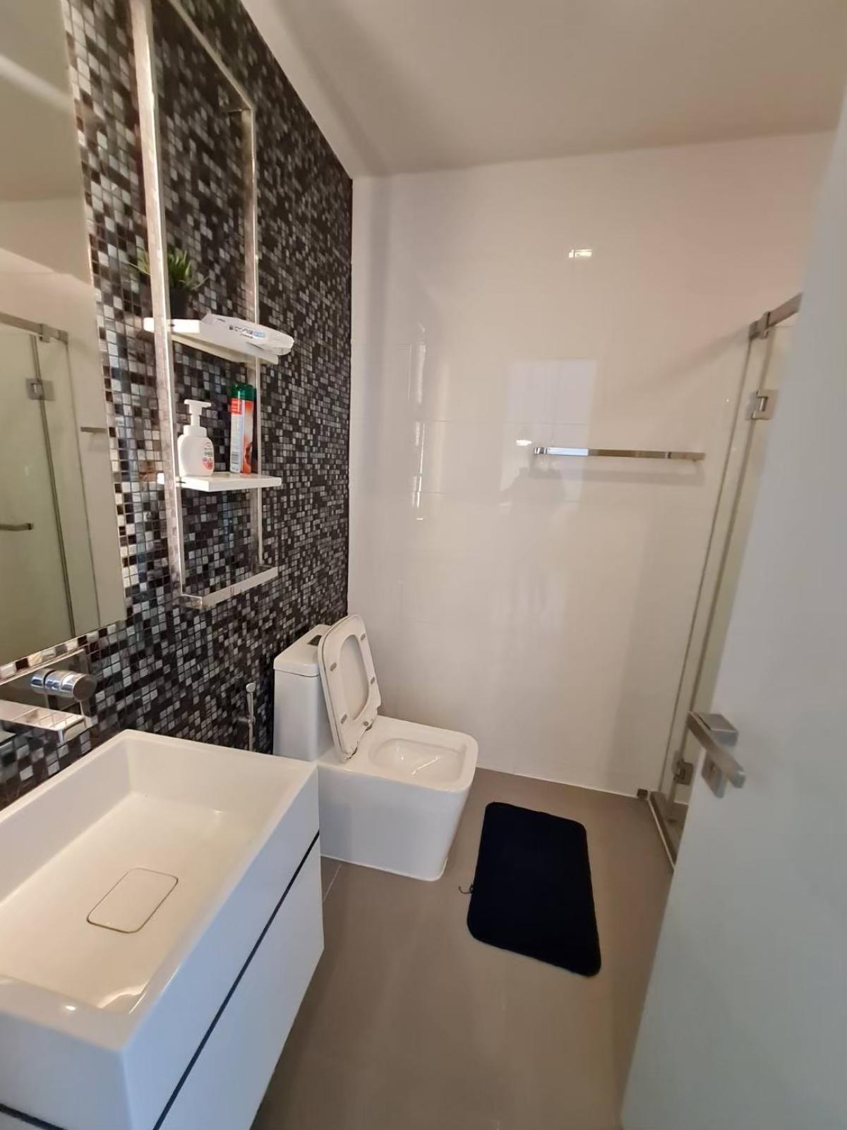 For SaleCondoOnnut, Udomsuk : The Room Sukhumvit 69 / Prime location directly connected to BTS Phra Khanong. / 2 Bed 82 sq.m.Tel 0937890899