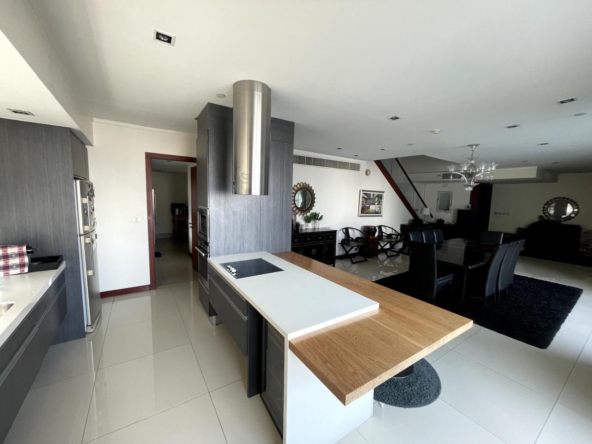 For SaleCondoSukhumvit, Asoke, Thonglor : Le Raffine Sukhumvit 31 / Spacious unit with an open view and private pool, near BTS Phrom Phong. / 3 Bed 385 sq.m.Tel 0937890899