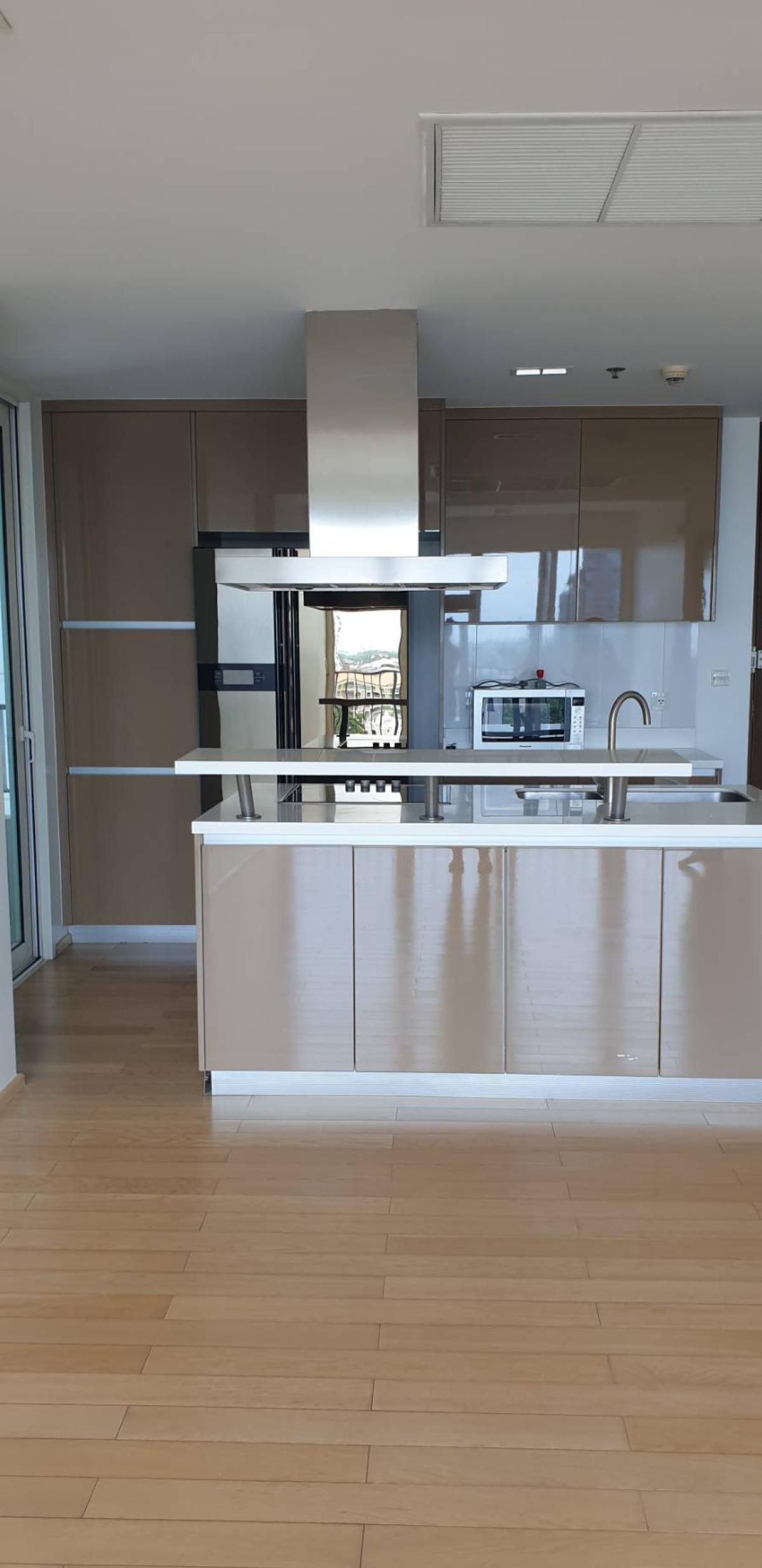 For SaleCondoSukhumvit, Asoke, Thonglor : Siri At Sukhumvit / Spacious unit with an open view, directly connected to BTS Thong Lo with a Skywalk leading to the project entrance. / 3 Bed 100 sq.m.Tel 0937890899