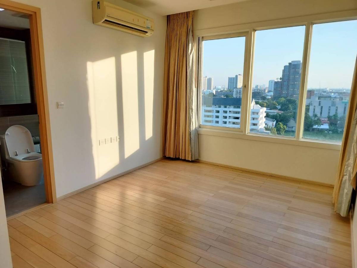 For SaleCondoSukhumvit, Asoke, Thonglor : Siri At Sukhumvit / Spacious unit with an open view, directly connected to BTS Thong Lo with a Skywalk leading to the project entrance. / 3 Bed 100 sq.m.Tel 0937890899