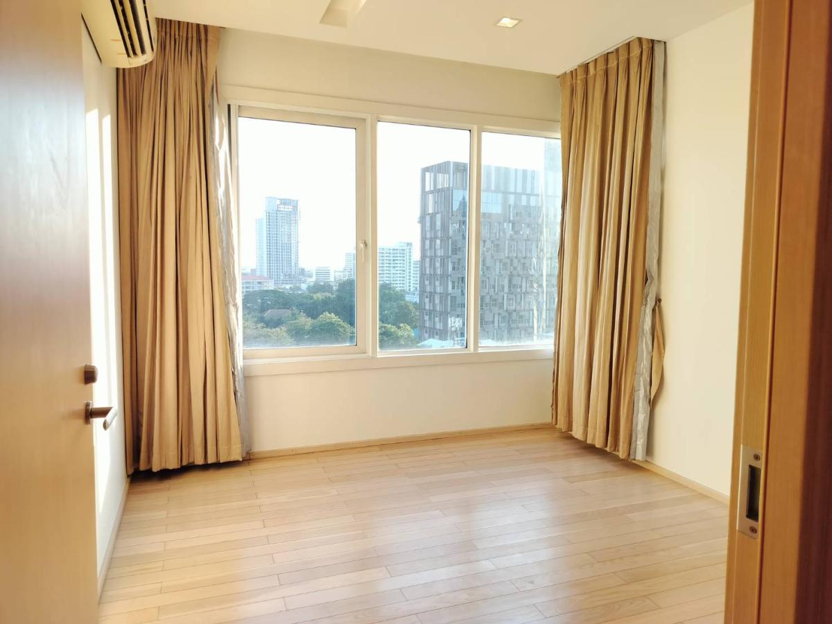 For SaleCondoSukhumvit, Asoke, Thonglor : Siri At Sukhumvit / Spacious unit with an open view, directly connected to BTS Thong Lo with a Skywalk leading to the project entrance. / 3 Bed 100 sq.m.Tel 0937890899