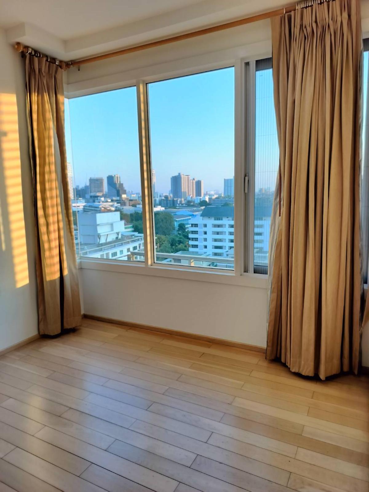 For SaleCondoSukhumvit, Asoke, Thonglor : Siri At Sukhumvit / Spacious unit with an open view, directly connected to BTS Thong Lo with a Skywalk leading to the project entrance. / 3 Bed 100 sq.m.Tel 0937890899