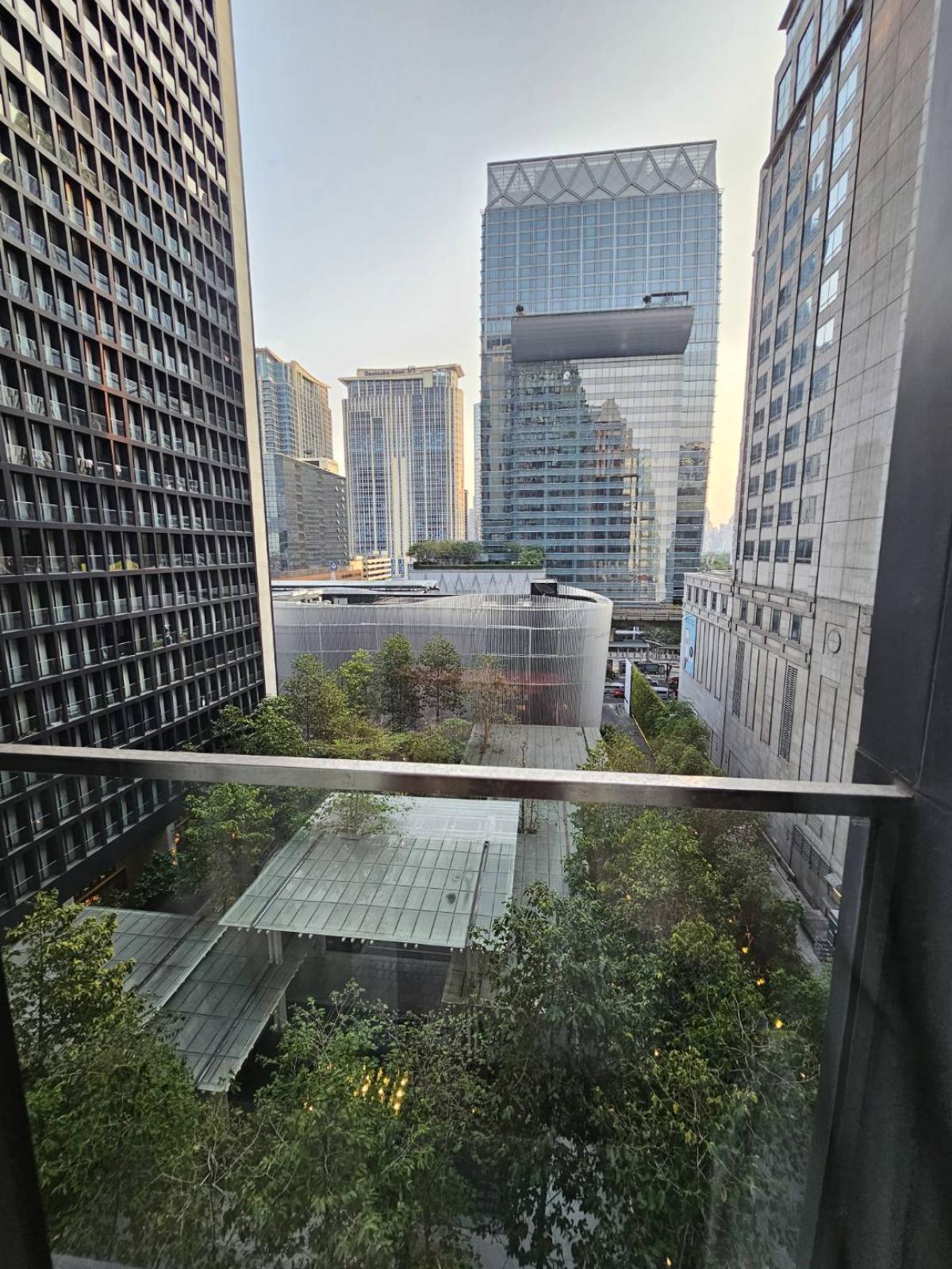 For SaleCondoWitthayu, Chidlom, Langsuan, Ploenchit : Noble Ploenchit / High floor open view close to BTS Ploenchit / 1 Bed 49 sq.m.Tel 0937890899