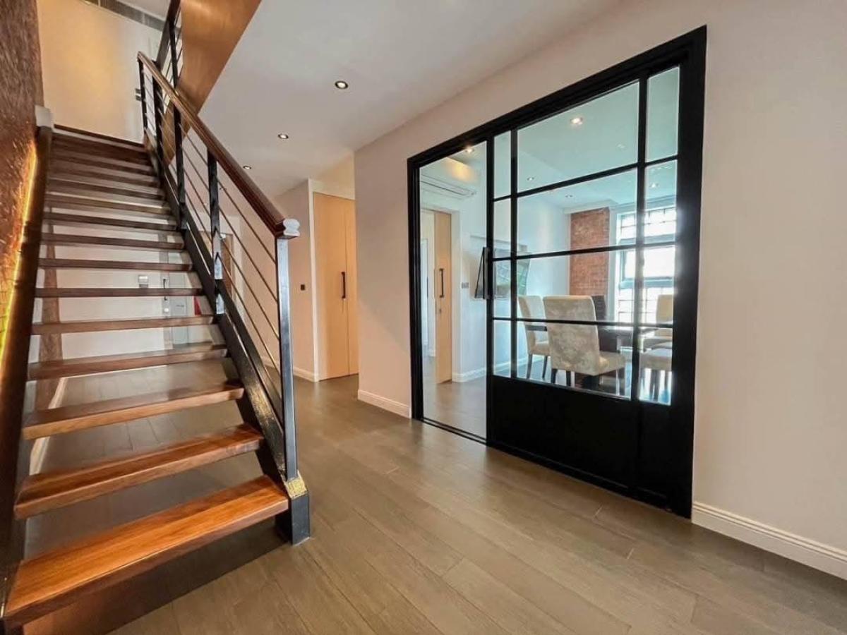 For SaleCondoOnnut, Udomsuk : Penthouse Condominium 3 / Private, low-density unit in the Ekkamai area. / 4 Bed 235 sq.m.Tel 0937890899