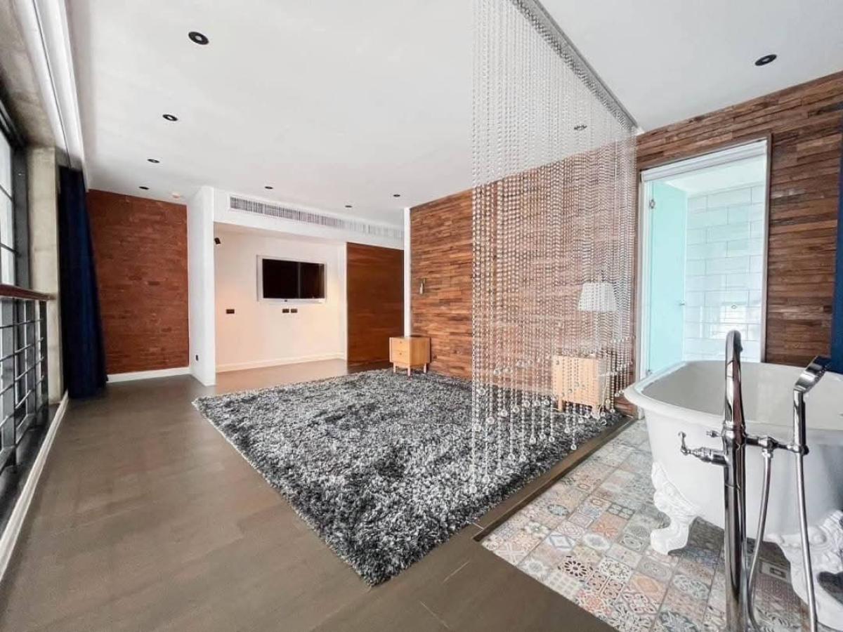 For SaleCondoOnnut, Udomsuk : Penthouse Condominium 3 / Private, low-density unit in the Ekkamai area. / 4 Bed 235 sq.m.Tel 0937890899