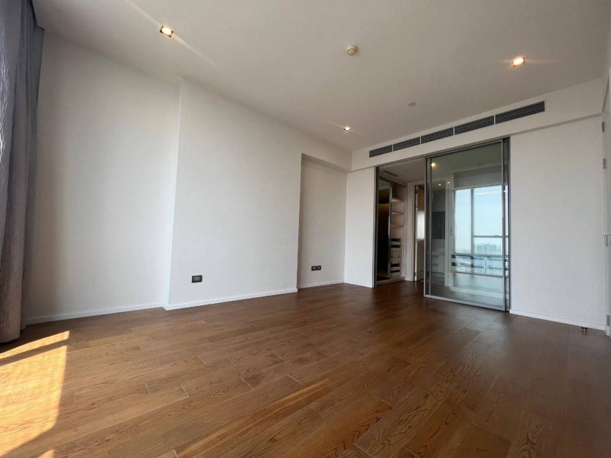 For SaleCondoSathorn, Narathiwat : The Bangkok Sathorn / High-floor unit with an open view, near BTS Surasak. / 1 Bed 68 sq.m.Tel 0937890899