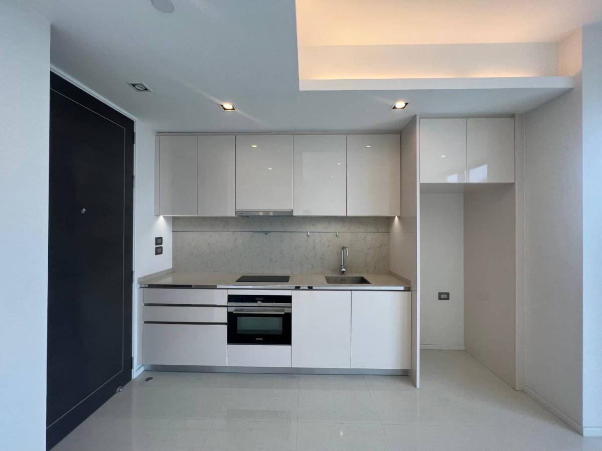 For SaleCondoSathorn, Narathiwat : The Bangkok Sathorn / High-floor unit with an open view, near BTS Surasak. / 1 Bed 68 sq.m.Tel 0937890899