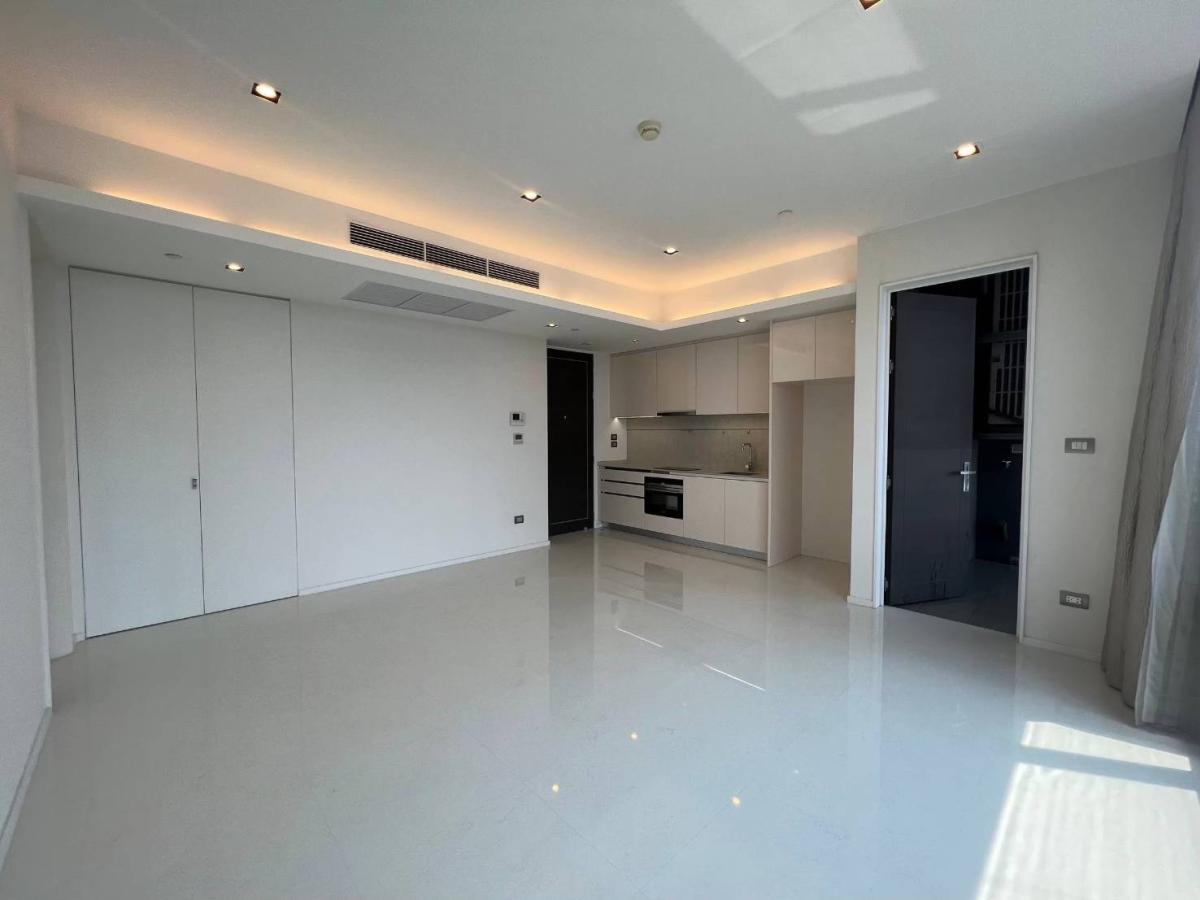 For SaleCondoSathorn, Narathiwat : The Bangkok Sathorn / High-floor unit with an open view, near BTS Surasak. / 1 Bed 68 sq.m.Tel 0937890899