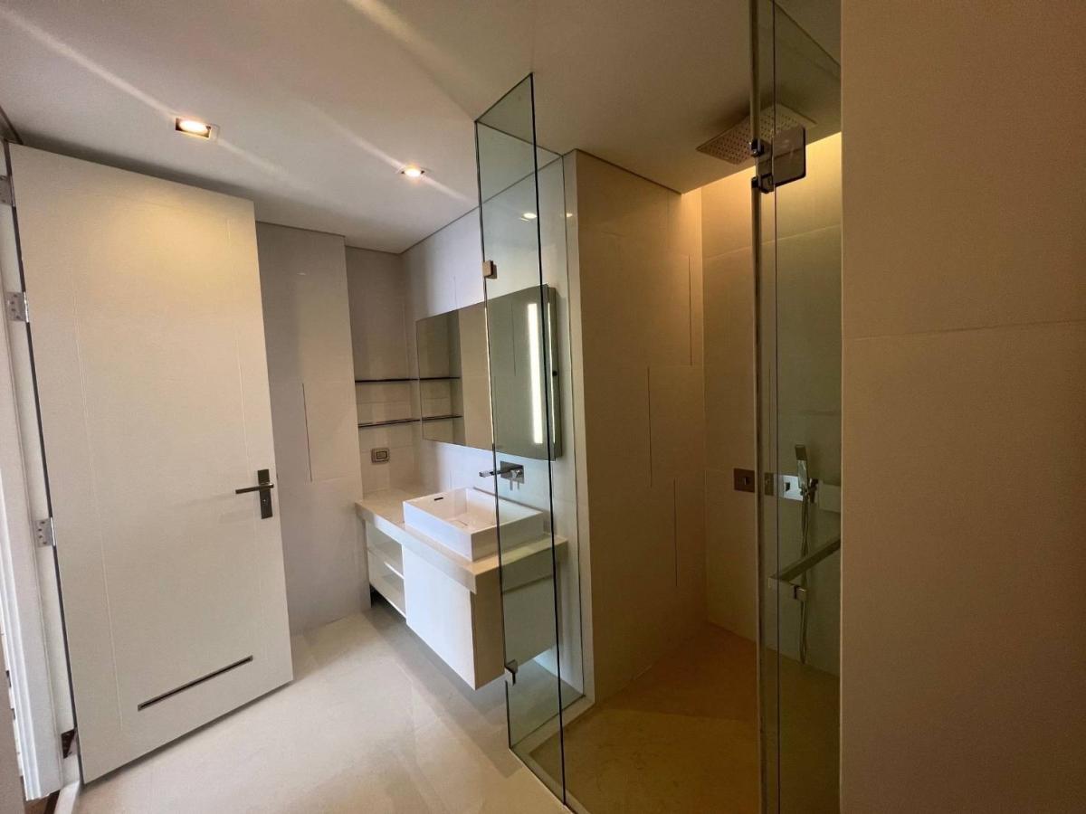 For SaleCondoSathorn, Narathiwat : The Bangkok Sathorn / High-floor unit with an open view, near BTS Surasak. / 1 Bed 68 sq.m.Tel 0937890899