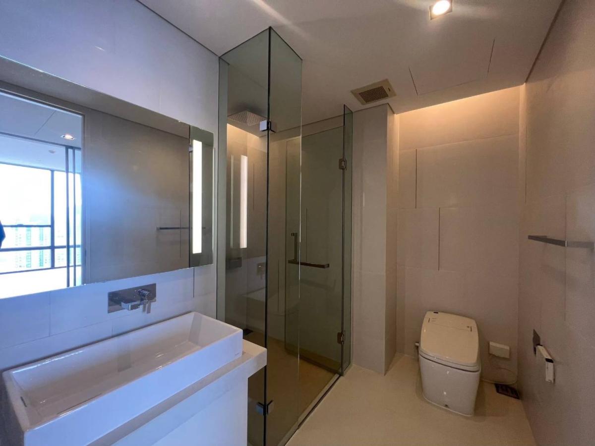 For SaleCondoSathorn, Narathiwat : The Bangkok Sathorn / High-floor unit with an open view, near BTS Surasak. / 1 Bed 68 sq.m.Tel 0937890899