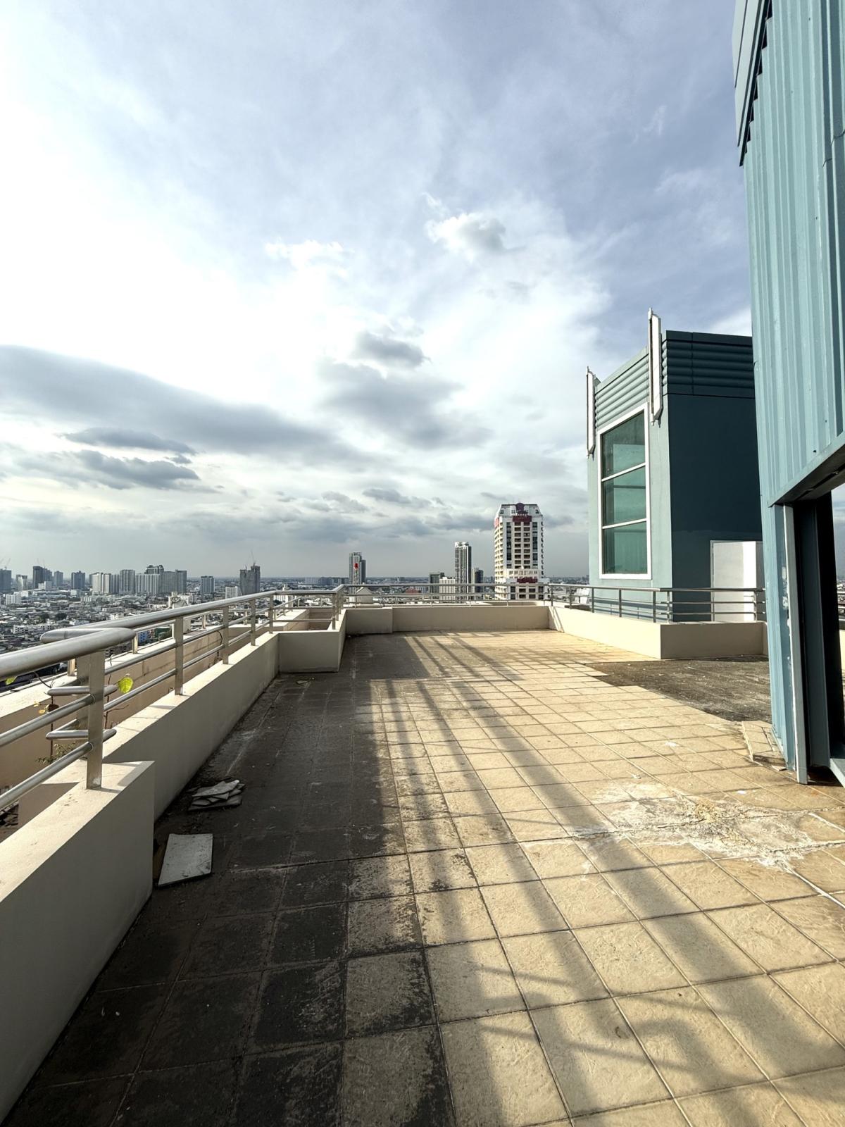 ขายคอนโดวงเวียนใหญ่ เจริญนคร : Watermark Chaophraya River / คอนโด Triplex กว้างขวางเหมือนอยู่บ้าน มีดาดฟ้าส่วนตัวเห็นวิวแม่น้ำแบบ Panorama เลี้ยงสัตว์ได้ ทำเลดีใกล้ BTS กรุงธนบุรี / 4 ห้องนอน 273 ตร.ม.โทร 0937890899