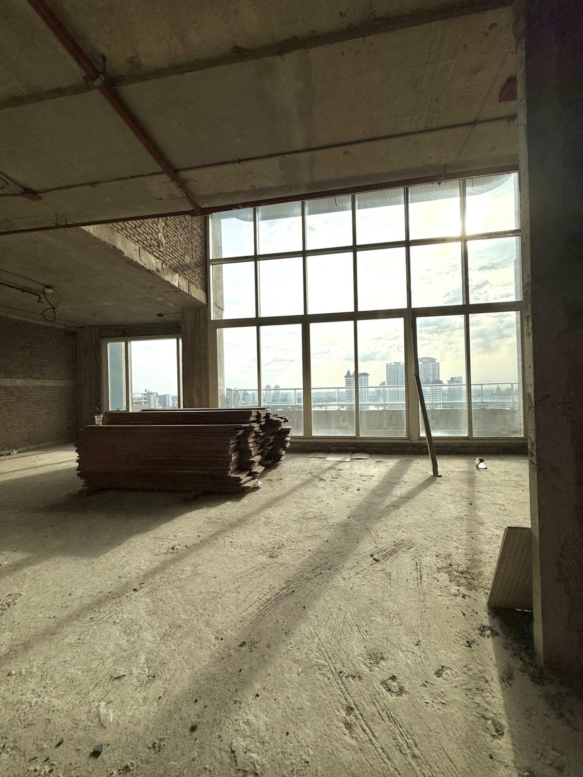 ขายคอนโดวงเวียนใหญ่ เจริญนคร : Watermark Chaophraya River / คอนโด Triplex กว้างขวางเหมือนอยู่บ้าน มีดาดฟ้าส่วนตัวเห็นวิวแม่น้ำแบบ Panorama เลี้ยงสัตว์ได้ ทำเลดีใกล้ BTS กรุงธนบุรี / 4 ห้องนอน 273 ตร.ม.โทร 0937890899