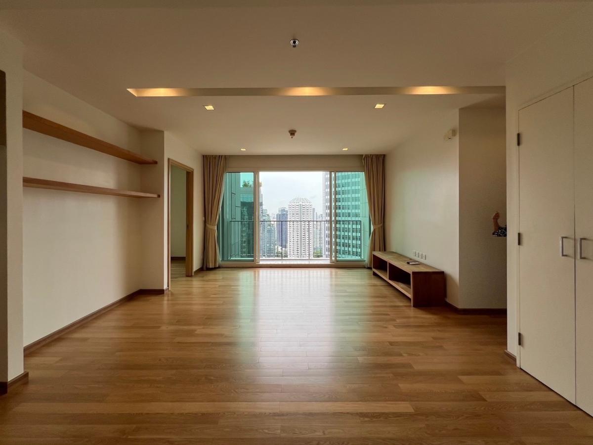 For SaleCondoSukhumvit, Asoke, Thonglor : Siri At Sukhumvit / Spacious unit with an open view, directly connected to BTS Thong Lo with a Skywalk leading to the project entrance. / 3 Bed 114 sq.m.Tel 0937890899