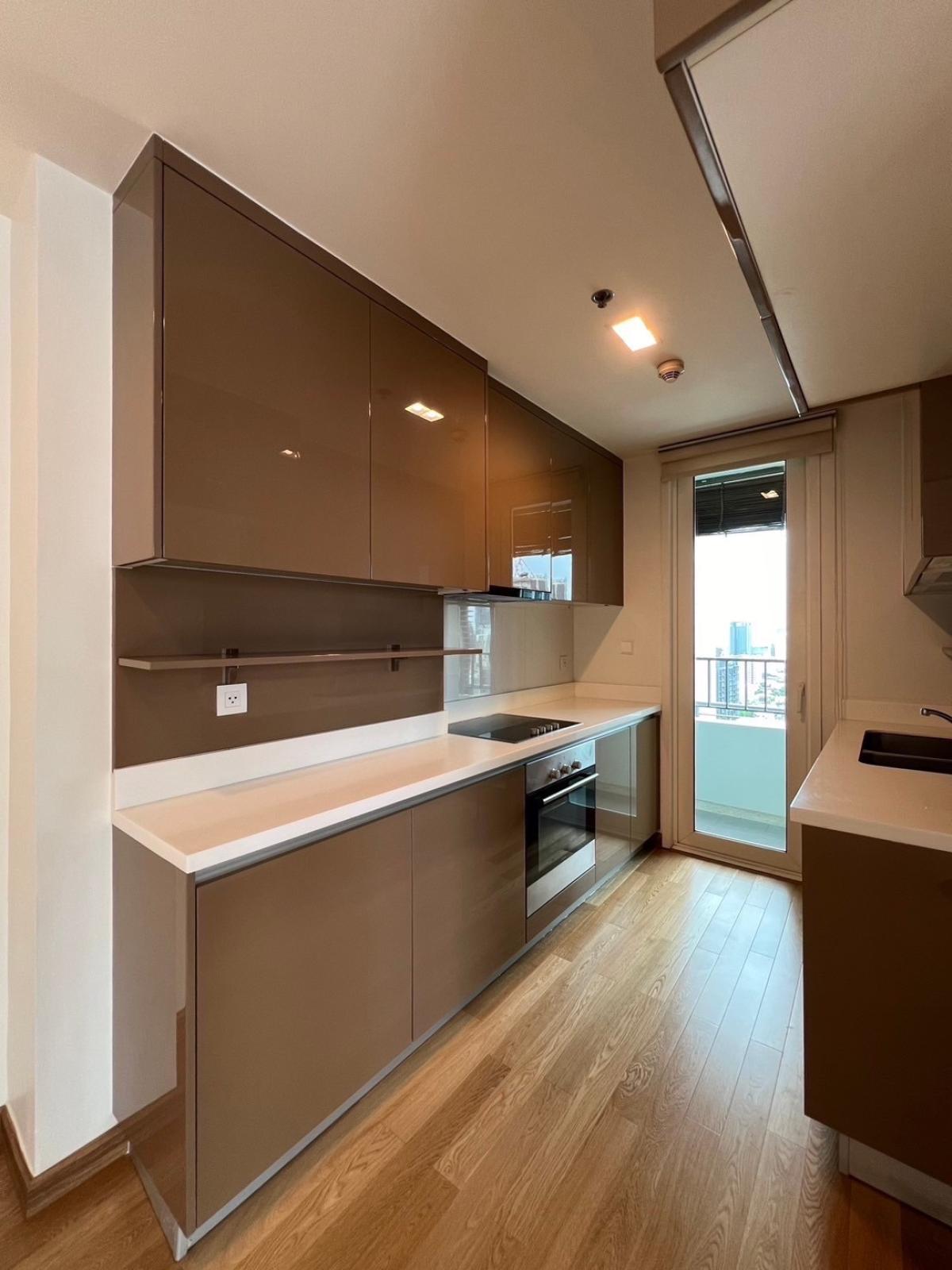 For SaleCondoSukhumvit, Asoke, Thonglor : Siri At Sukhumvit / Spacious unit with an open view, directly connected to BTS Thong Lo with a Skywalk leading to the project entrance. / 3 Bed 114 sq.m.Tel 0937890899