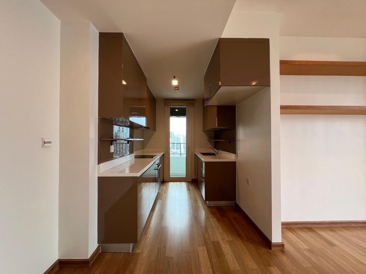 For SaleCondoSukhumvit, Asoke, Thonglor : Siri At Sukhumvit / Spacious unit with an open view, directly connected to BTS Thong Lo with a Skywalk leading to the project entrance. / 3 Bed 114 sq.m.Tel 0937890899