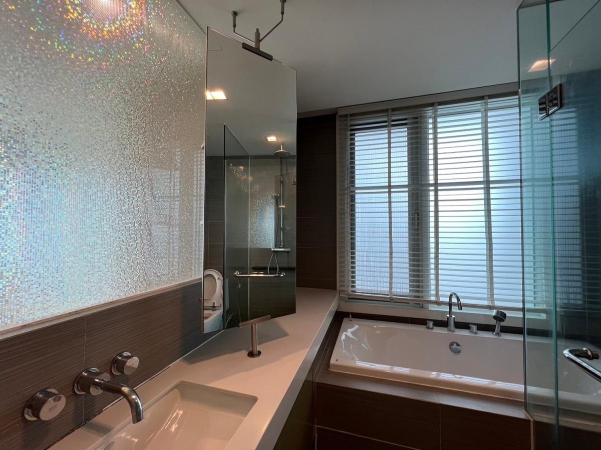 For SaleCondoSukhumvit, Asoke, Thonglor : Siri At Sukhumvit / Spacious unit with an open view, directly connected to BTS Thong Lo with a Skywalk leading to the project entrance. / 3 Bed 114 sq.m.Tel 0937890899