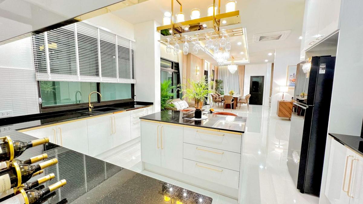 ขายบ้านลาดกระบัง สุวรรณภูมิ : 28/02/2026, บ้านเดี่ยวหรู 6 ห้องนอน ติดโรบินสันลาดกระบัง 
พื้นที่กว้างขวาง ใช้ชีวิตเหนือระดับในย่านสุขุมวิท 77