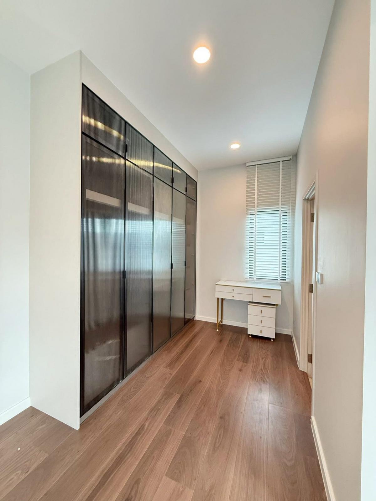 ให้เช่าบ้านเสรีไทย-นิด้า : 28/02/2026, บ้านเดี่ยวหลังมุม เศรษฐสิริเสรีไทย 4 ห้องนอน พร้อมอยู่ ใกล้ BTS สายสีชมพู-ส้ม เช่าเพียง 130,000 บาท/เดือน