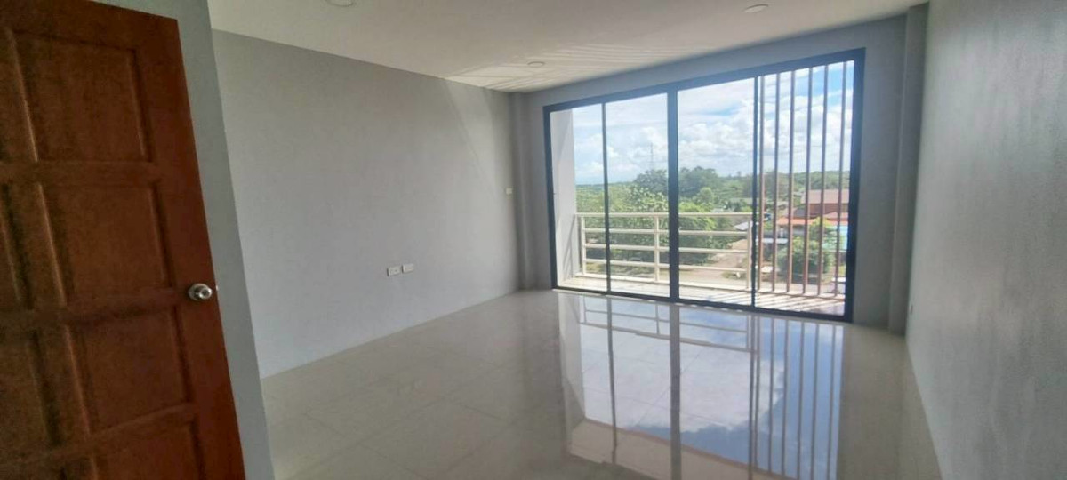 For SaleShop HouseChachoengsao : Luxury commercial building for sale, 3.5 floors, next to road 3481, Nang Nam Priao District, Chachoengsao Province.