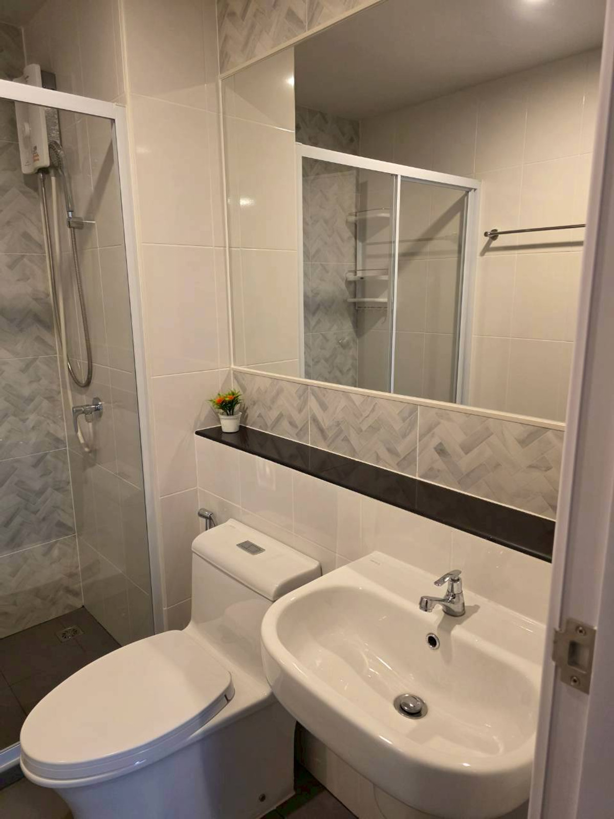 For RentCondoThaphra, Talat Phlu, Wutthakat : Condo for rent, Regent Home Wutthakat, Building A, 24th floor, built-in, luxurious throughout the room, open view, very beautiful, rental price 12,000 baht.