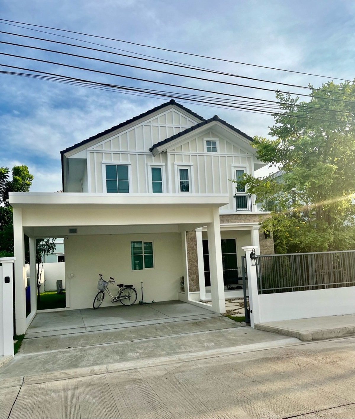 For RentHouseBangna, Bearing, Lasalle : 2-story house with furniture, beautifully decorated, for rent in Bangna-Bang Phli area, near Mega Bangna, only 3.5 km.