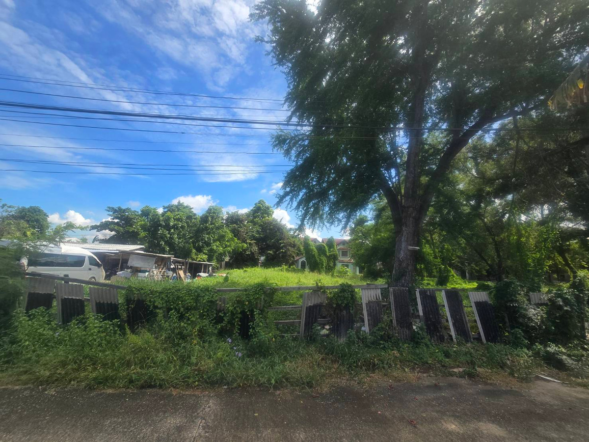 For SaleLandChaengwatana, Muangthong : Empty land for sale, Pak Kret, Nonthaburi, good price, negotiable, near community area, area 1-1-3.3 rai, near Si Rat - Chaengwattana Expressway.