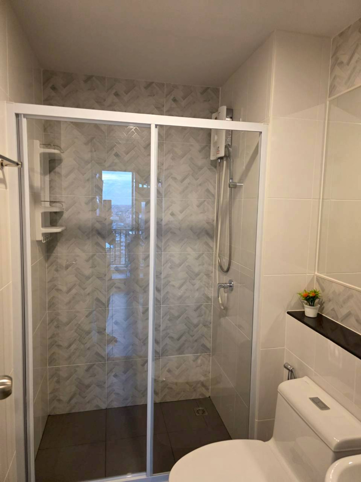 For RentCondoThaphra, Talat Phlu, Wutthakat : Condo for rent, Regent Home Wutthakat, Building A, 24th floor, built-in, luxurious throughout the room, open view, very beautiful, rental price 12,000 baht.