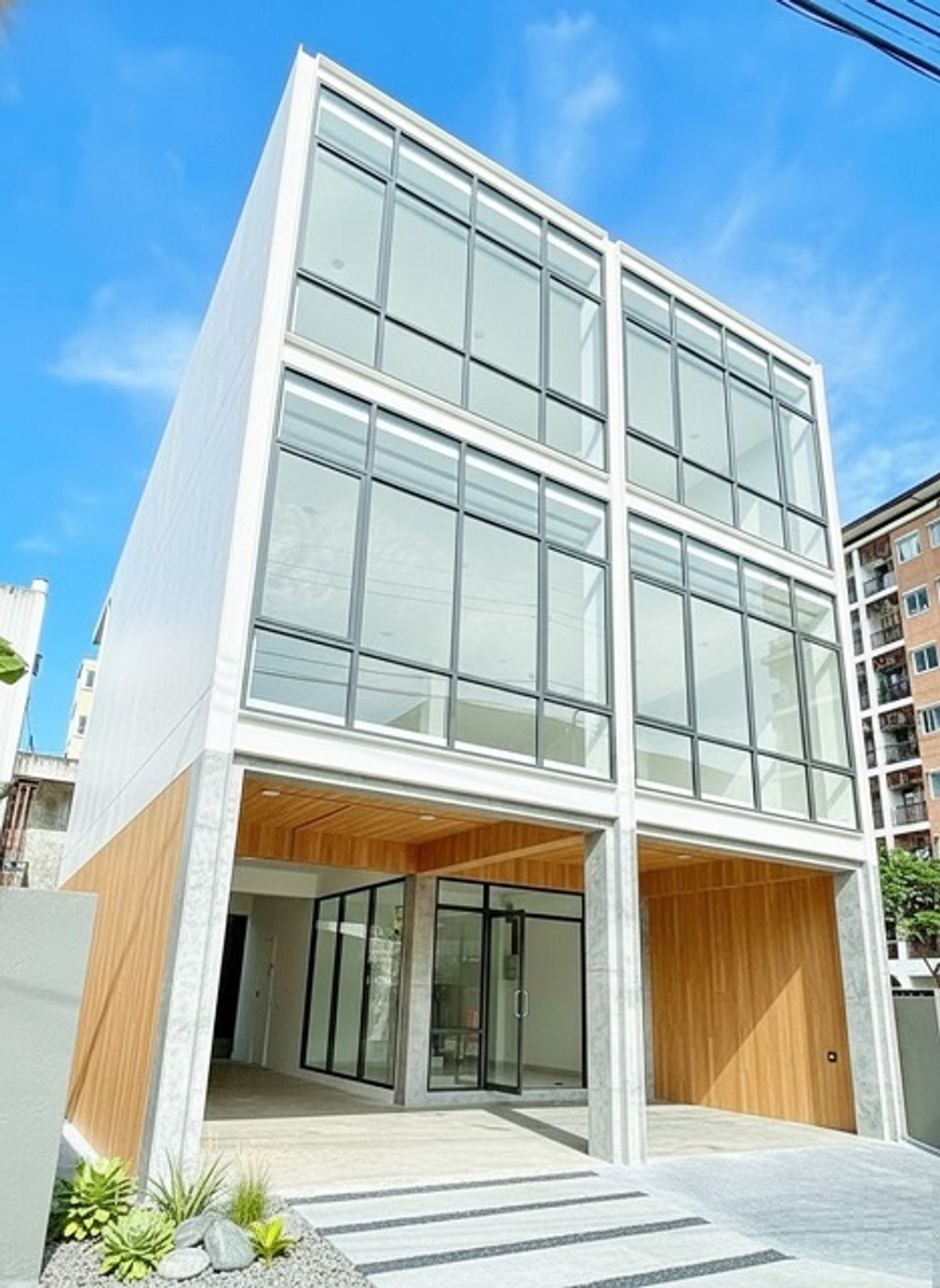 For RentHouseBangna, Bearing, Lasalle : Raffles American International School 200 m. 4 bed Love Pets sports car park house Index Living Mal