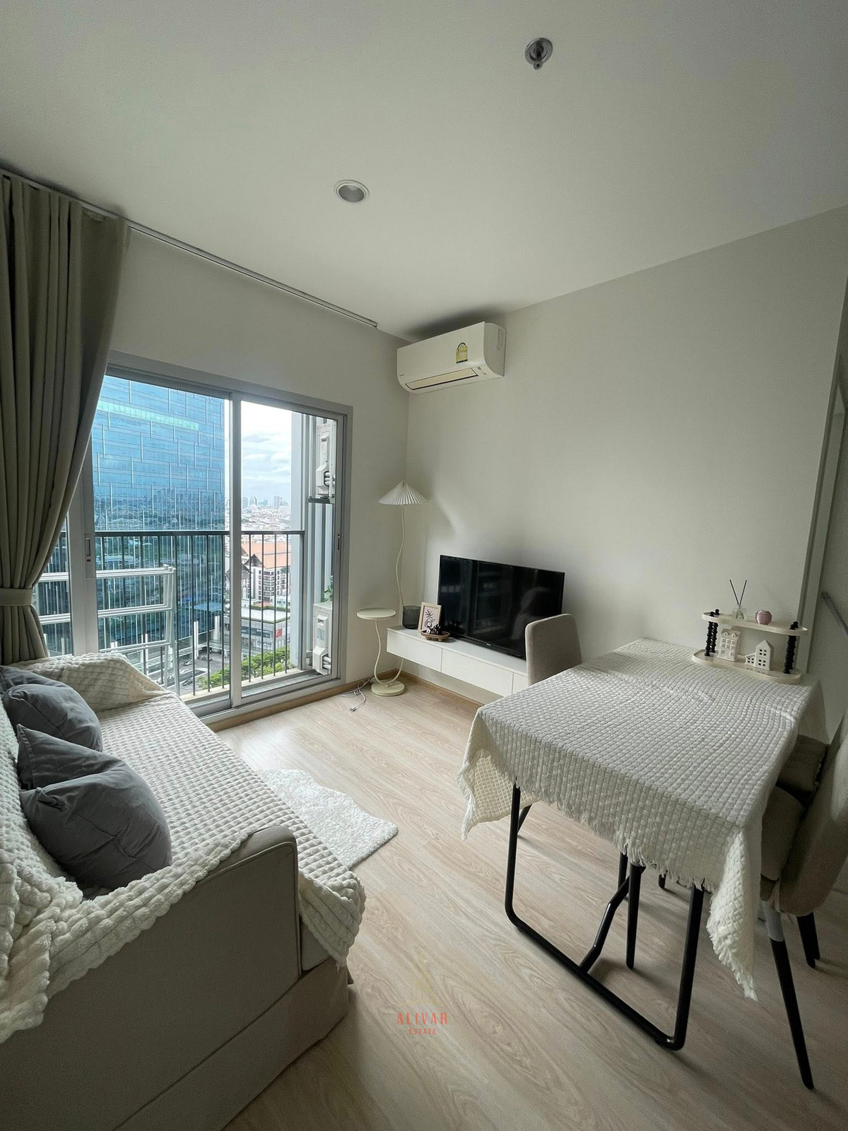 For RentCondoRatchadapisek, Huaikwang, Suttisan : RC112325 2-Bedroom Condo for rent at NOBLE REVOLVE RATCHADA 2, near the MRT Cultural Center.