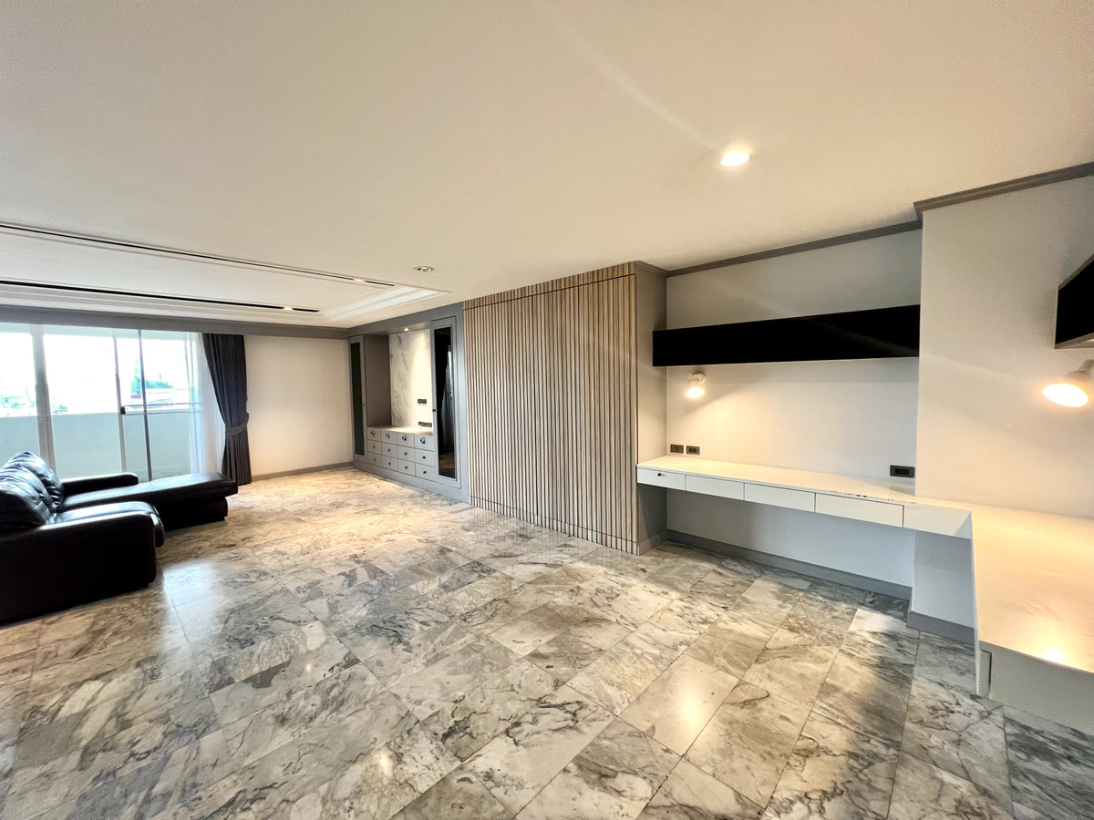 ขายคอนโดสุขุมวิท อโศก ทองหล่อ : Rare Item!!! คอนโดไซส์ใหญ่สภาพดีทำเลซอย 39 เข้าออกได้หลายทาง ห้องใหญ่น่าอยู่ ตึก maintain ดีมาก วิวสวย panorama ✨Ds Tower 1✨3 ห้องนอน 2 ห้องน้ำ ขนาด 205 ตร.ม ใกล้ BTS / MRT พร้อมพงษ์ (1 กม.) Tel.0982645161 