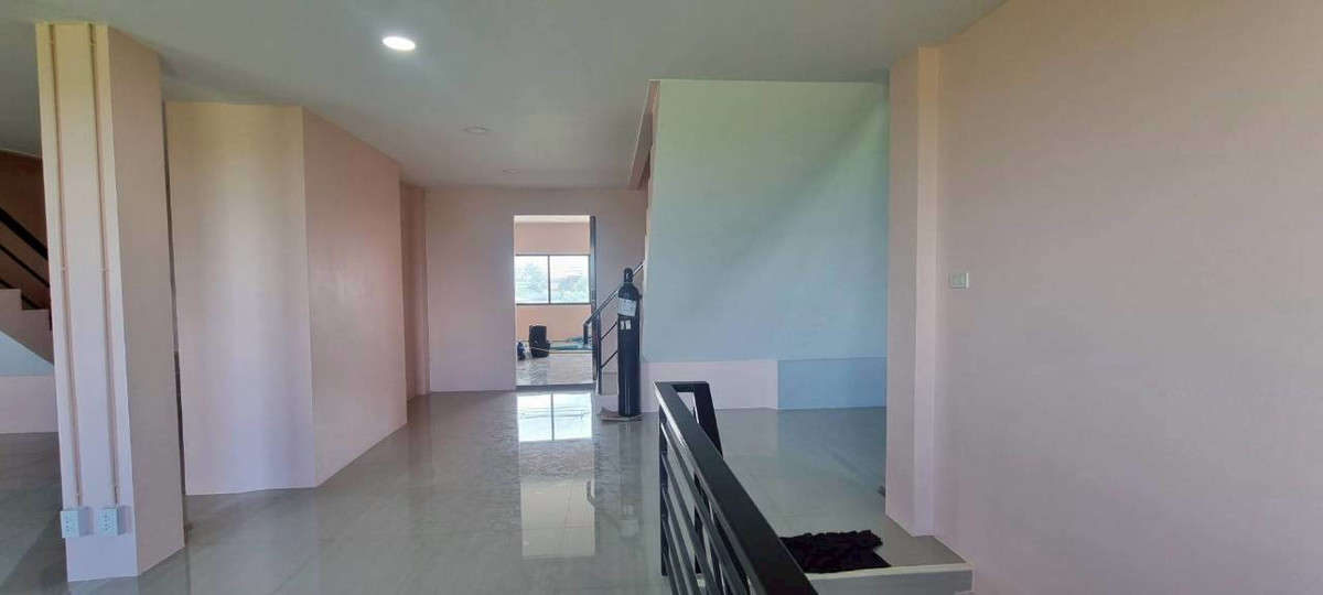 For SaleShop HouseChachoengsao : Luxury commercial building for sale, 3.5 floors, next to road 3481, Nang Nam Priao District, Chachoengsao Province.