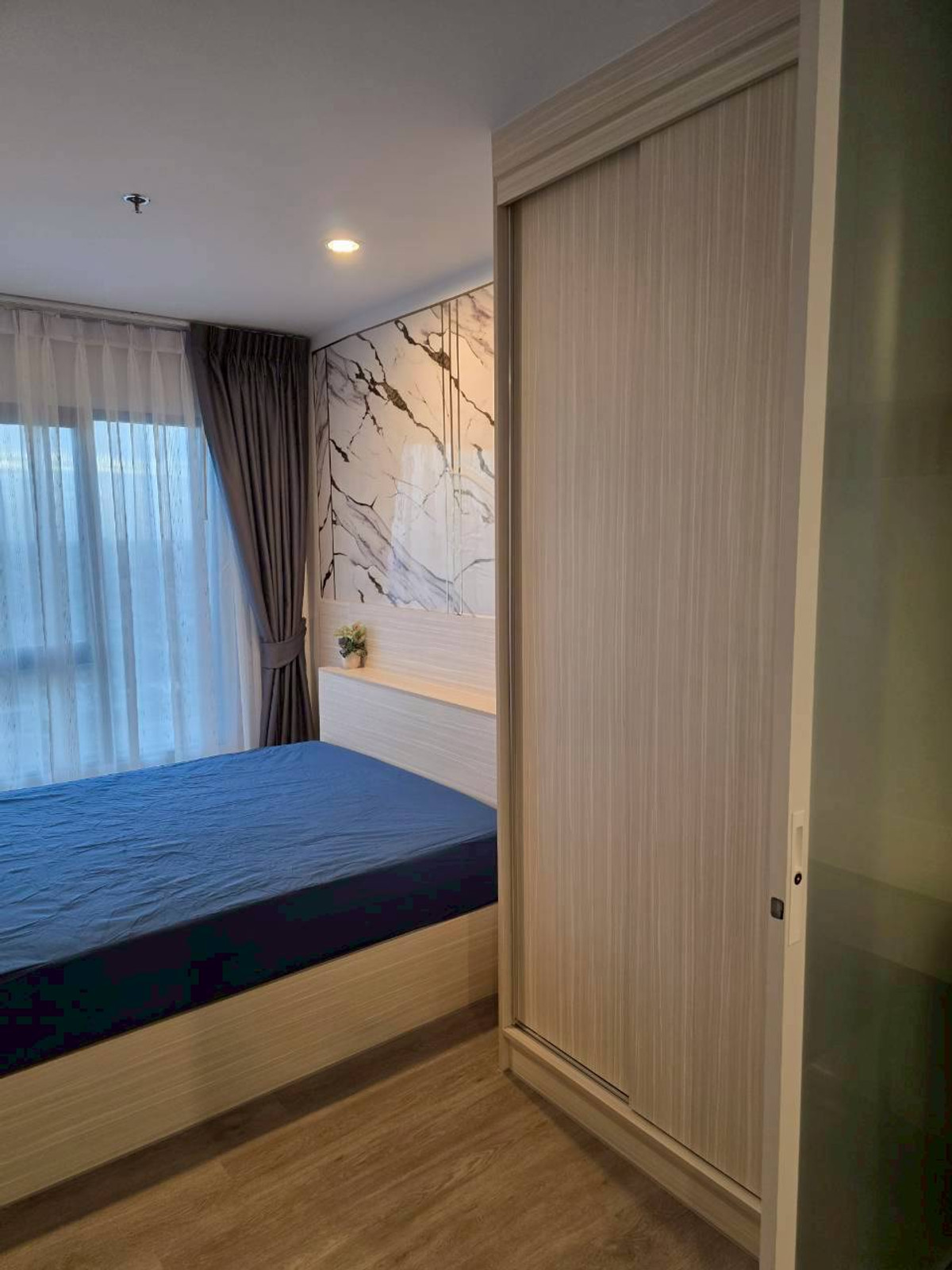 For RentCondoThaphra, Talat Phlu, Wutthakat : Condo for rent, Regent Home Wutthakat, Building A, 24th floor, built-in, luxurious throughout the room, open view, very beautiful, rental price 12,000 baht.