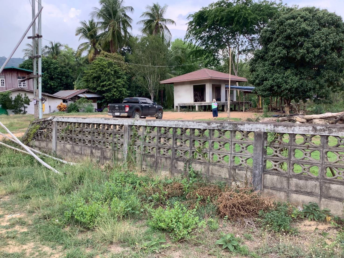 ขายที่ดินอุตรดิตถ์ : ขายที่ดินบนเนิน แปลงสวย 17 ไร่ 253 ตารางวา พร้อมต้นสักอายุ 20 ปี ปลูกเต็มพื้นที่ 12 ไร่ ต.น้ำหมัน อ.ท่าปลา จ.อุตรดิตถ์