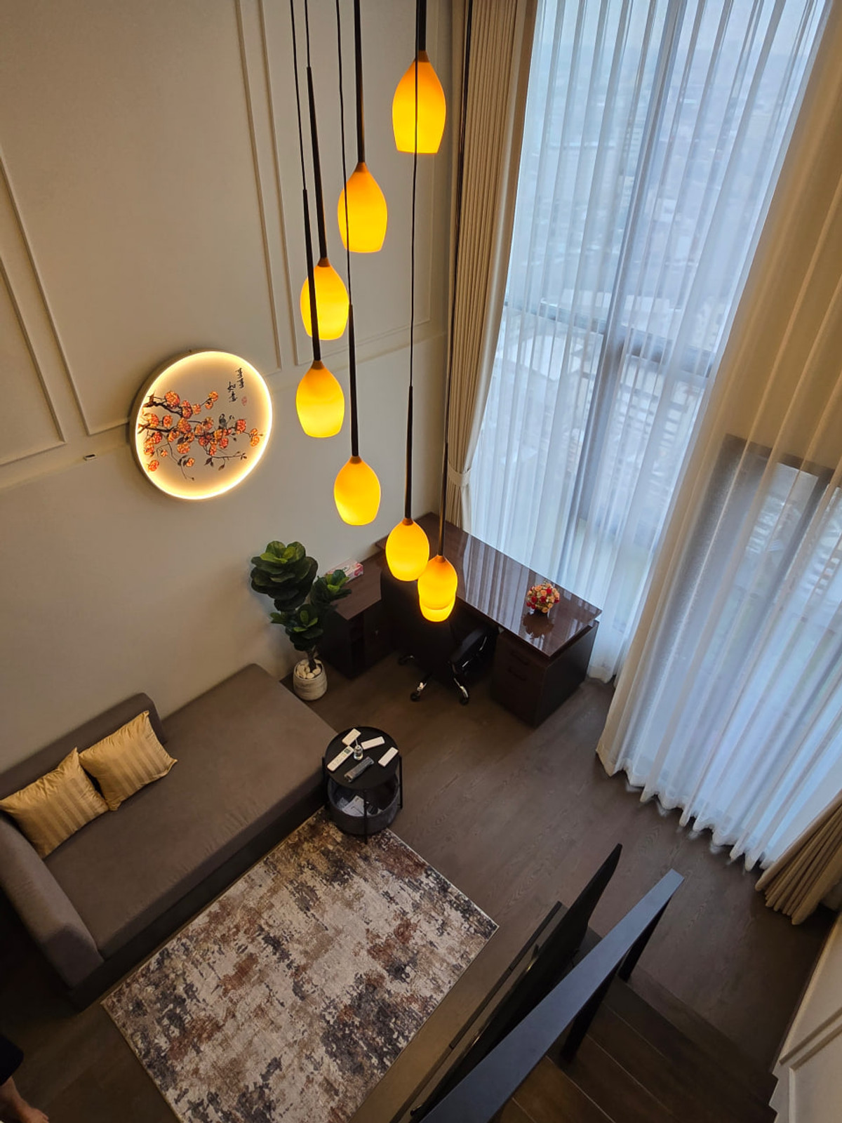 CondoSiam Paragon ,Chulalongkorn,Samyan : Park Origin Chula Samyan【𝐒𝐄𝐋𝐋 & 𝐑𝐄𝐍𝐓】🔥Light-toned wood furniture, hidden lights provide warm light, an open space, a comfortable feel, yet still maintains a luxurious and classy feel🔥 Contact Line ID: @hacondo