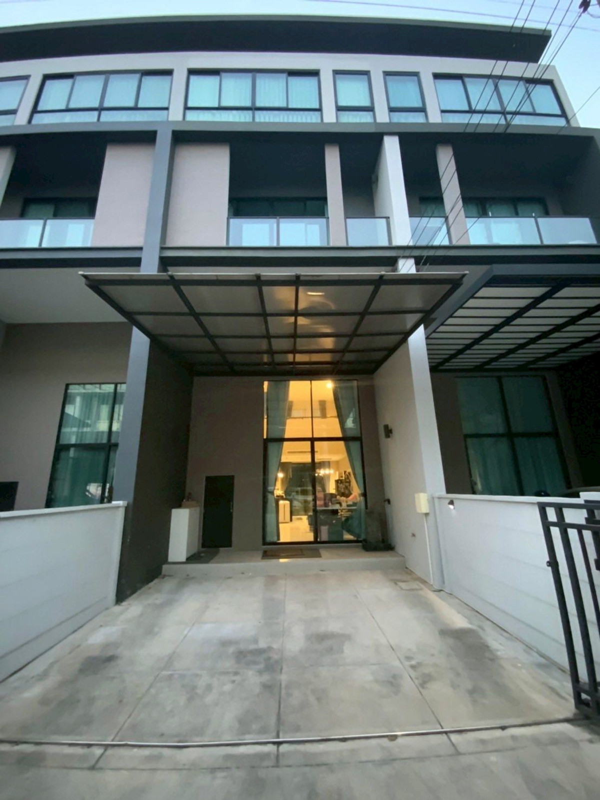 ให้เช่าทาวน์โฮมเกษตรศาสตร์ รัชโยธิน : ME2500086 ให้เช่าทาวน์โฮมโมเดิร์นระดับพรีเมียม บ้านกลางเมือง วิภาวดี พร้อมอยู่