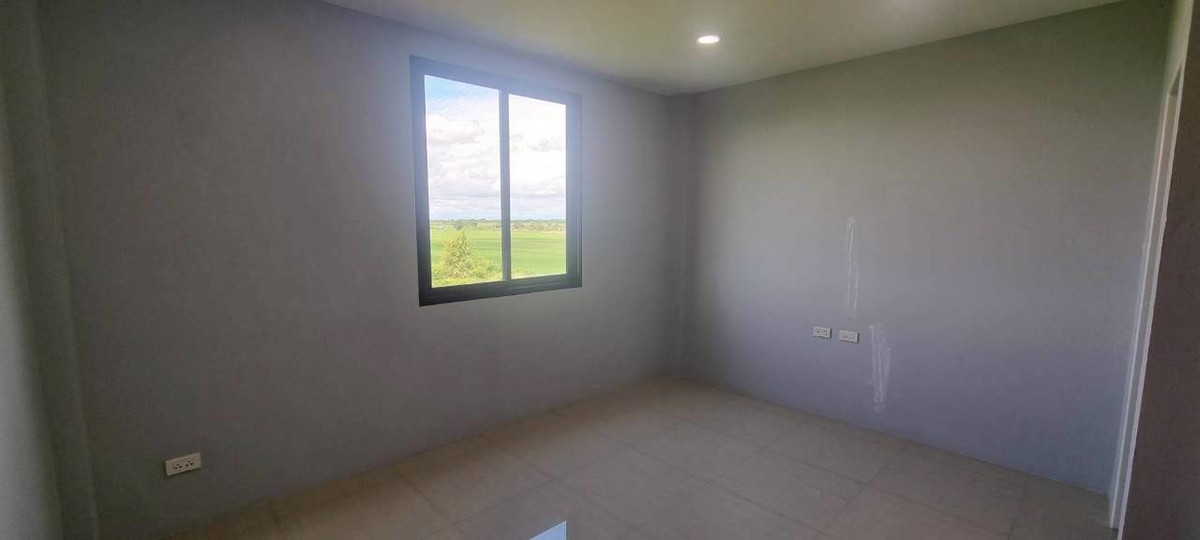 For SaleShop HouseChachoengsao : Luxury commercial building for sale, 3.5 floors, next to road 3481, Nang Nam Priao District, Chachoengsao Province.