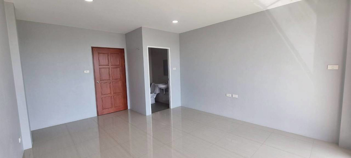 For SaleShop HouseChachoengsao : Luxury commercial building for sale, 3.5 floors, next to road 3481, Nang Nam Priao District, Chachoengsao Province.