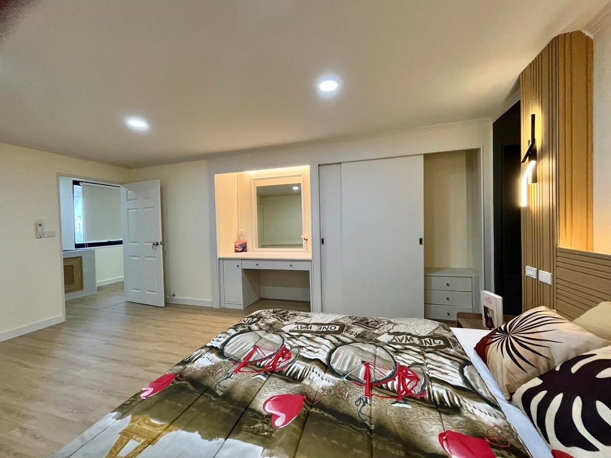 For SaleCondoRatchadapisek, Huaikwang, Suttisan : Condo 62 sq m. Big room, hard to find! Piyapirom Ratchada! 6th floor, open view, near MRT Lat Phrao/Ratchayothin, only 2.95 million!