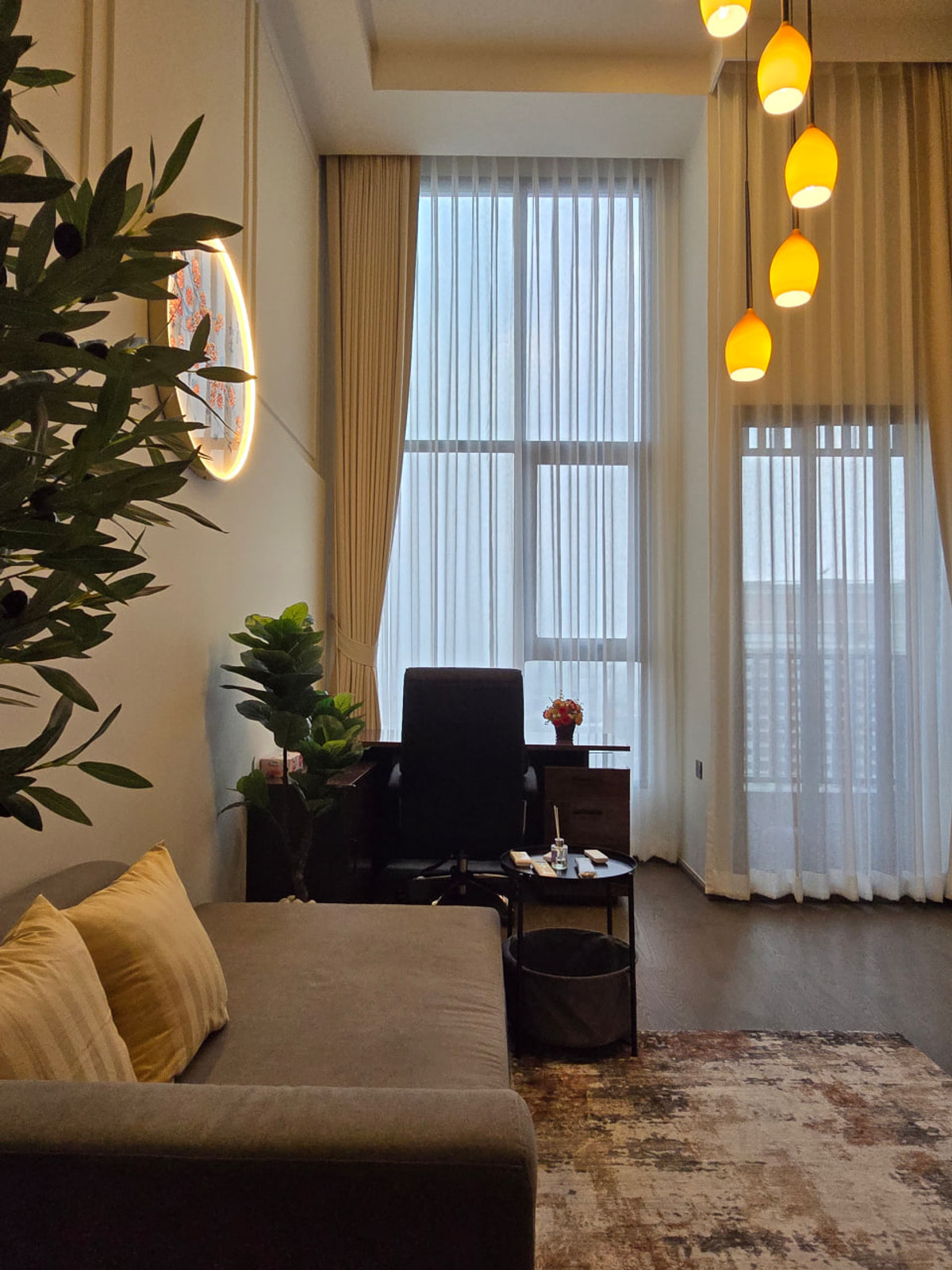 For SaleCondoSiam Paragon ,Chulalongkorn,Samyan : Park Origin Chula Samyan【𝐒𝐄𝐋𝐋 & 𝐑𝐄𝐍𝐓】🔥Light-toned wood furniture, hidden lights provide warm light, an open space, a comfortable feel, yet still maintains a luxurious and classy feel🔥 Contact Line ID: @hacondo