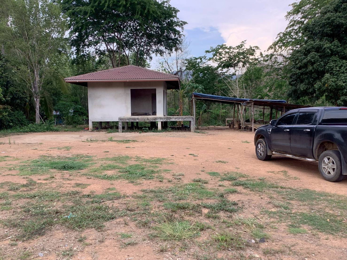 ขายที่ดินอุตรดิตถ์ : ขายที่ดินบนเนิน แปลงสวย 17 ไร่ 253 ตารางวา พร้อมต้นสักอายุ 20 ปี ปลูกเต็มพื้นที่ 12 ไร่ ต.น้ำหมัน อ.ท่าปลา จ.อุตรดิตถ์